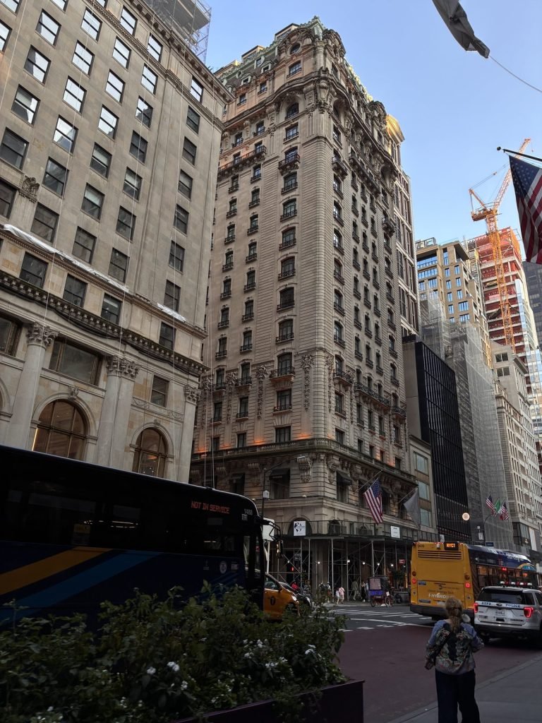 Broadway a la luz de la tarde — Nueva York · julio 2025 (original)