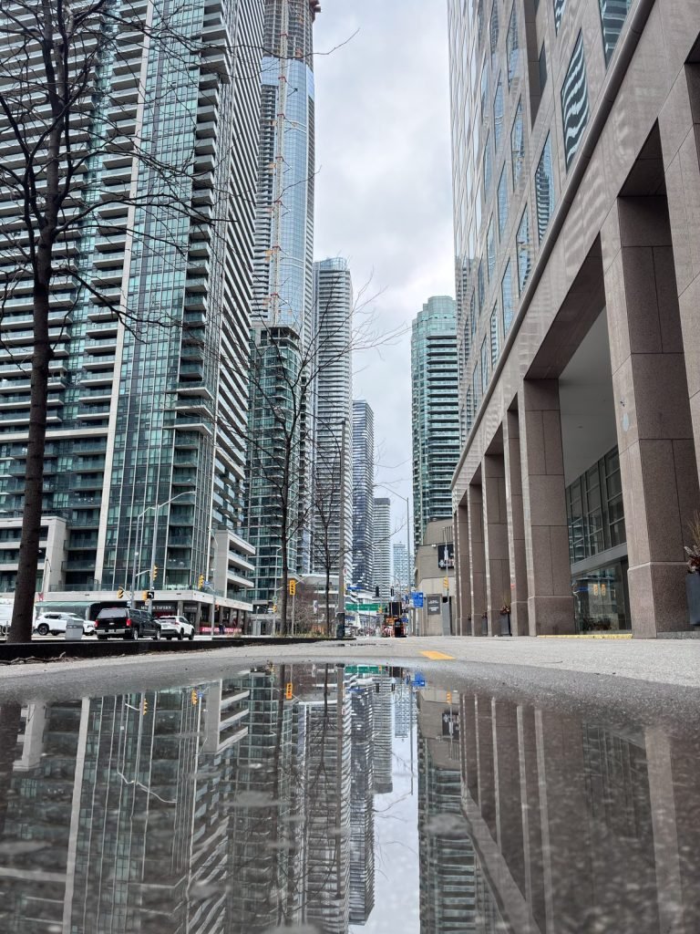 Reflejo después de la lluvia — Toronto · abril 2026 (original)