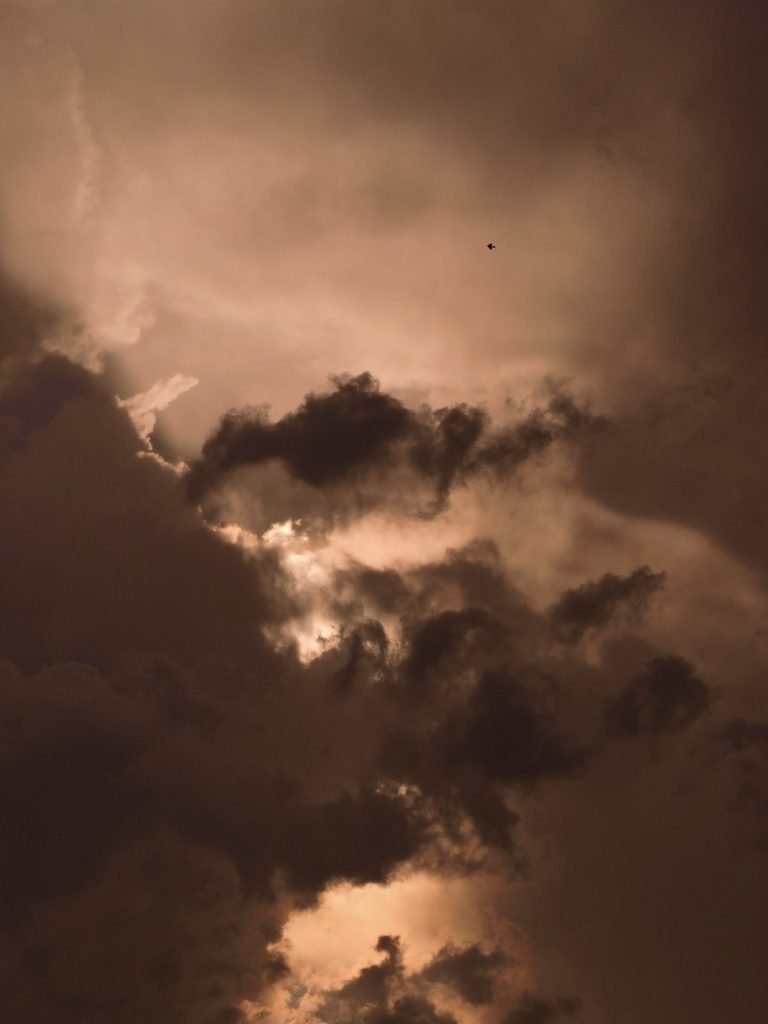 Fuego — Soles rojos y tormentas · 2021