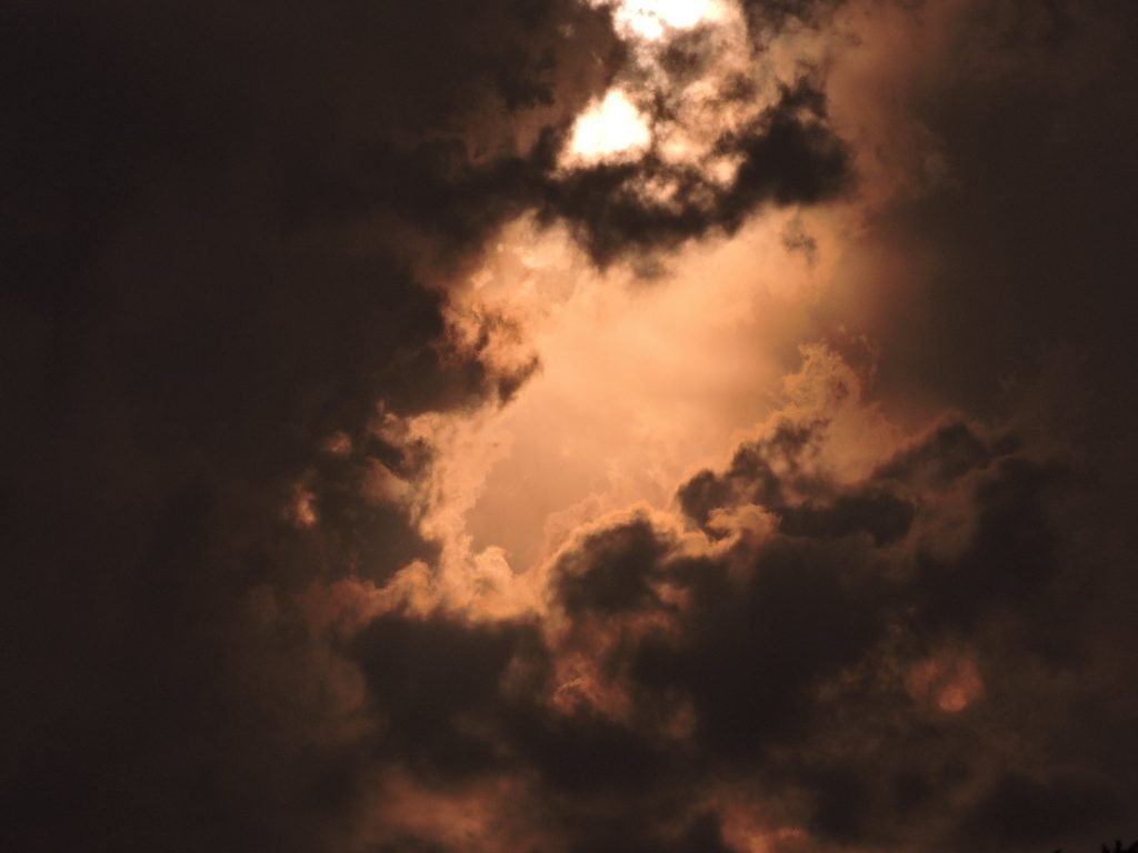 Fuego — Soles rojos y tormentas · 2021